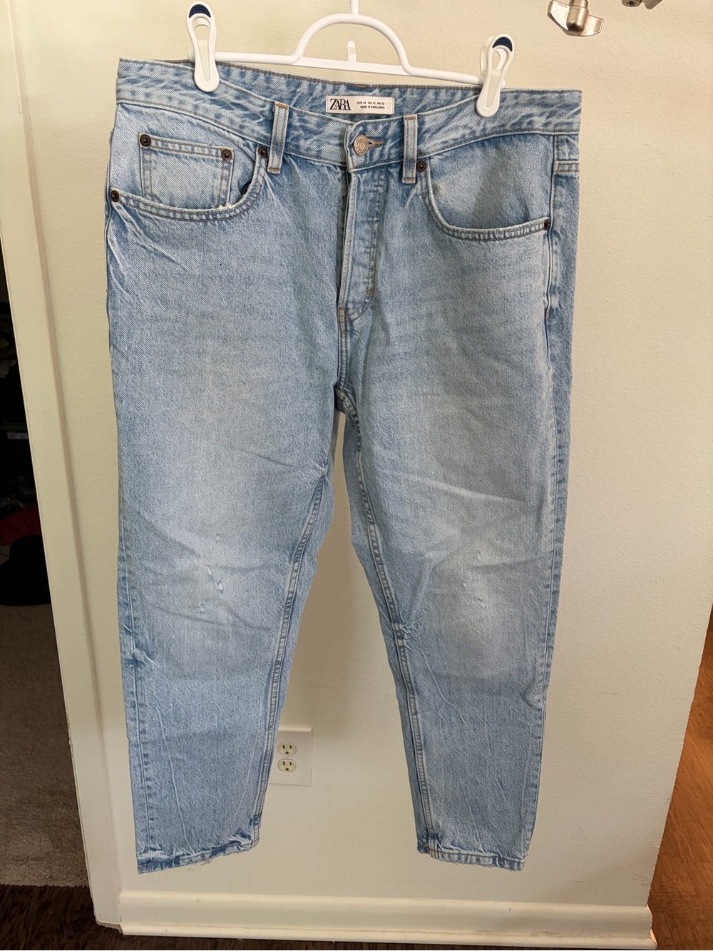 Zara Men’s Light Wash Relaxed Straight Jeans